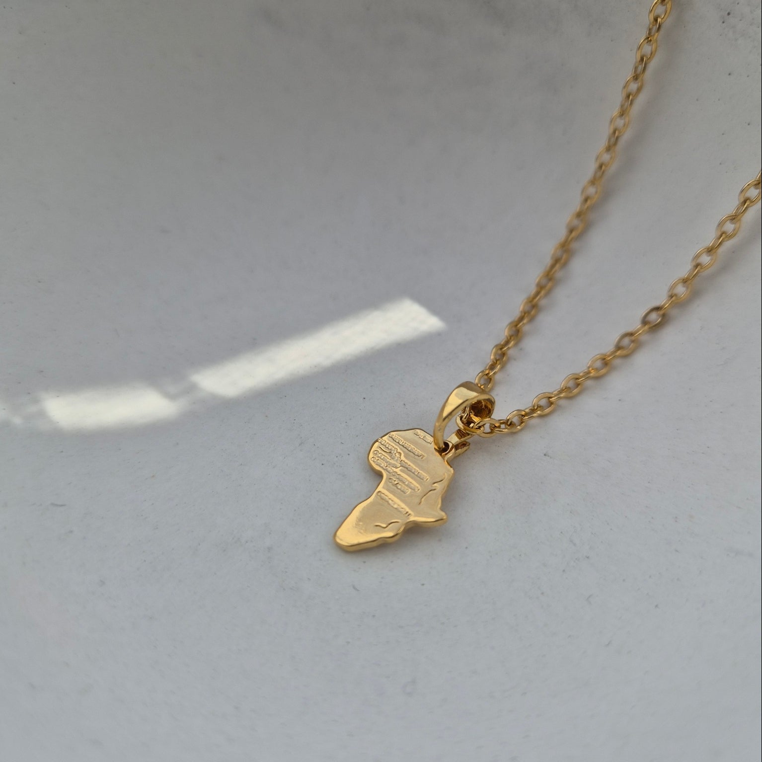 Mini Africa Motherland Pendant - Iṣura