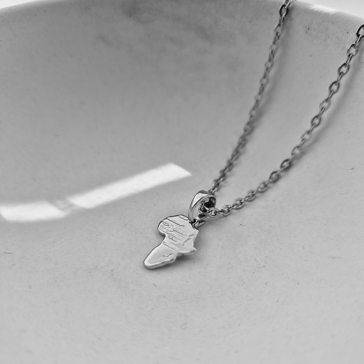 Mini Africa Motherland Pendant - Iṣura