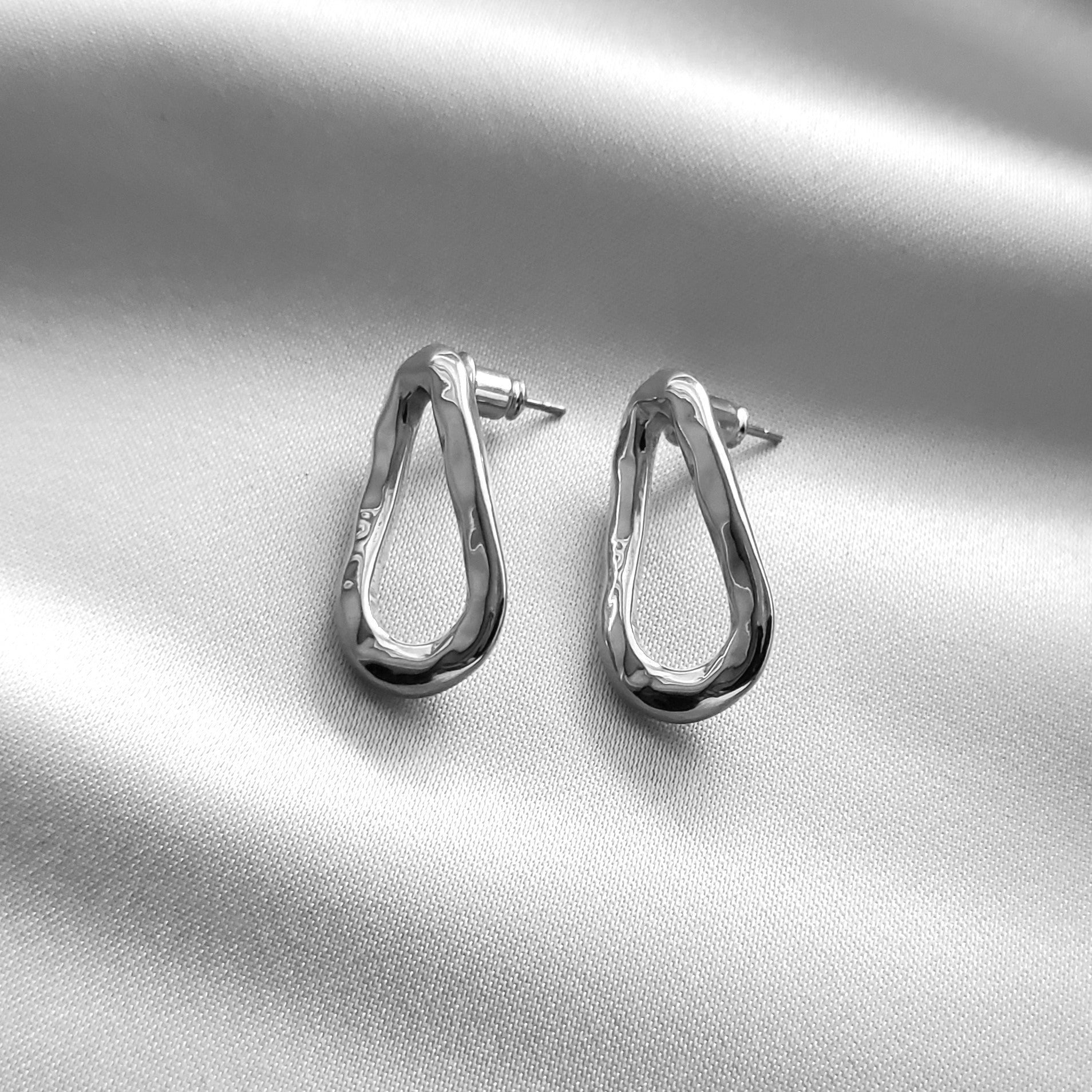 Sola Oval Studs - Iṣura
