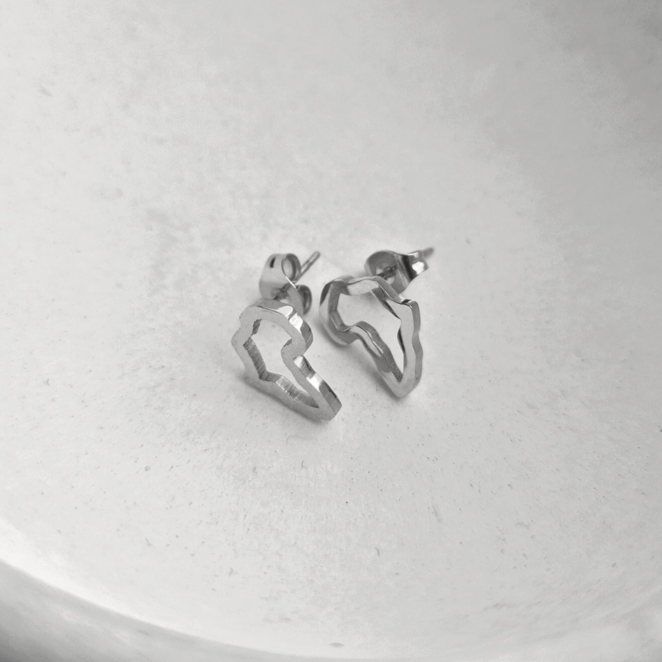 Small Africa Outline Stud Earrings - Iṣura