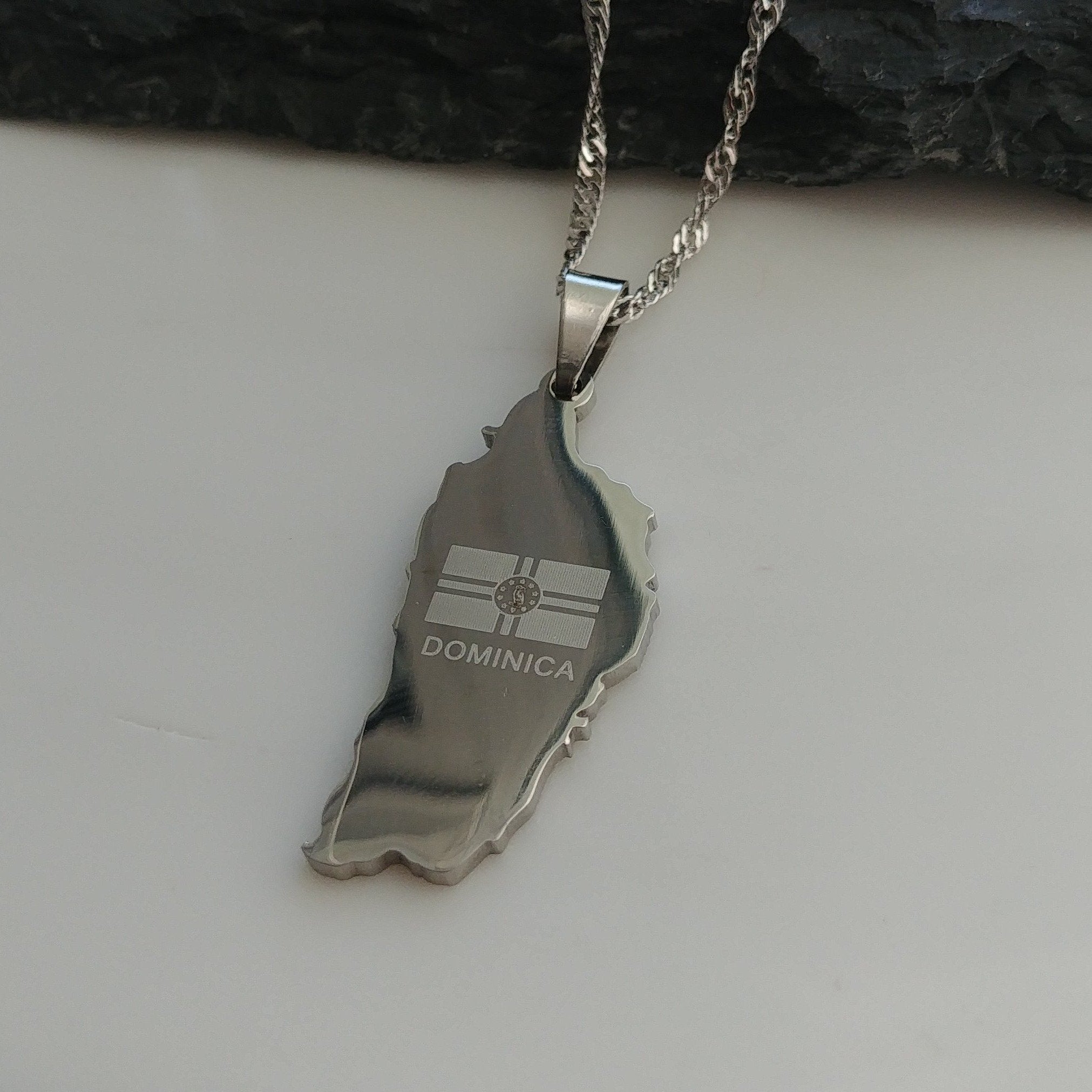 Dominica Flag Pendant - Iṣura
