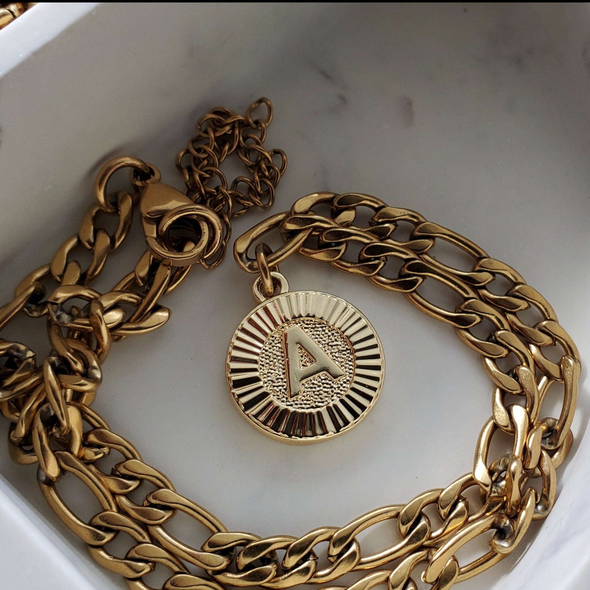 Initial Letter 'A' Pendant Choker - Iṣura