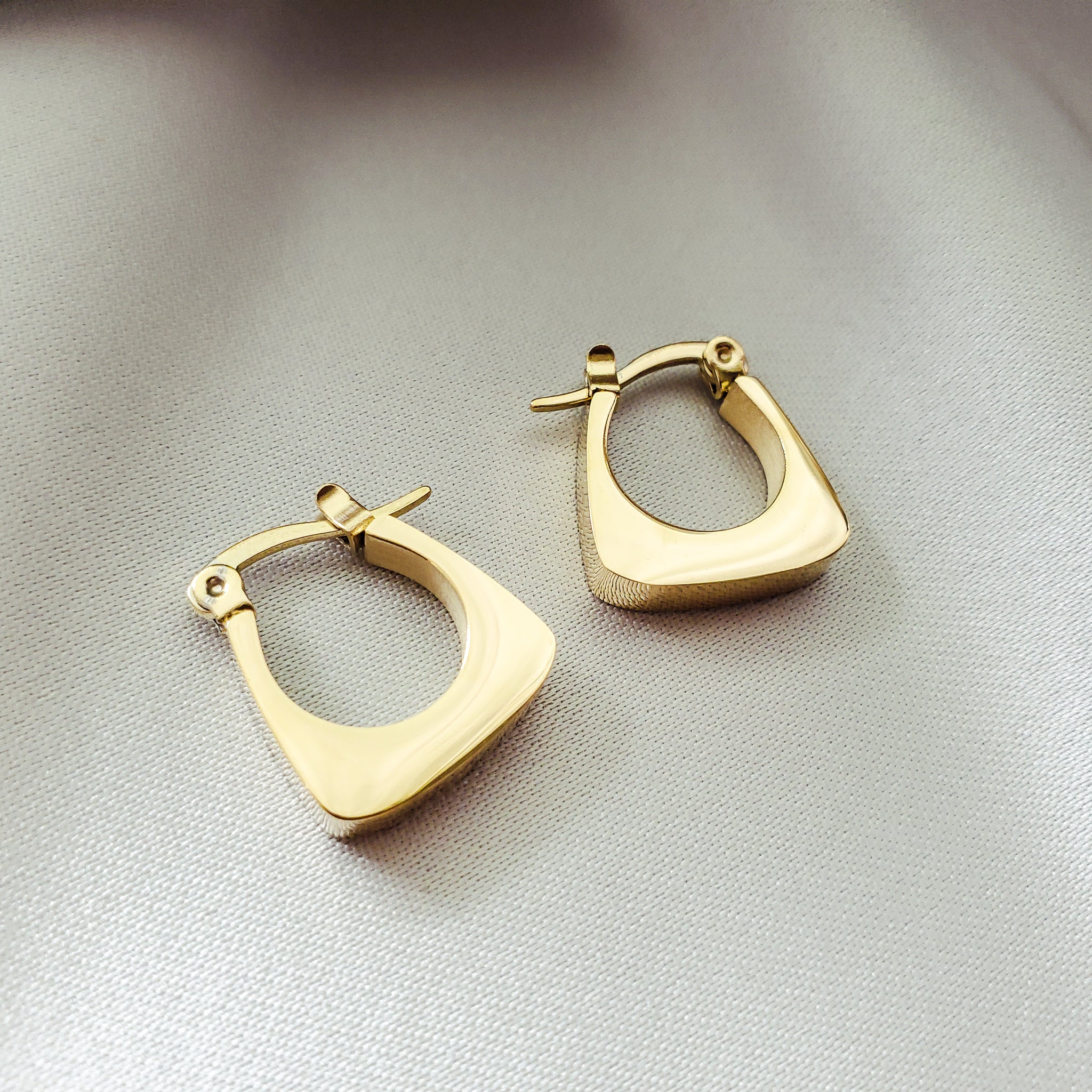 Ana Earrings - Iṣura