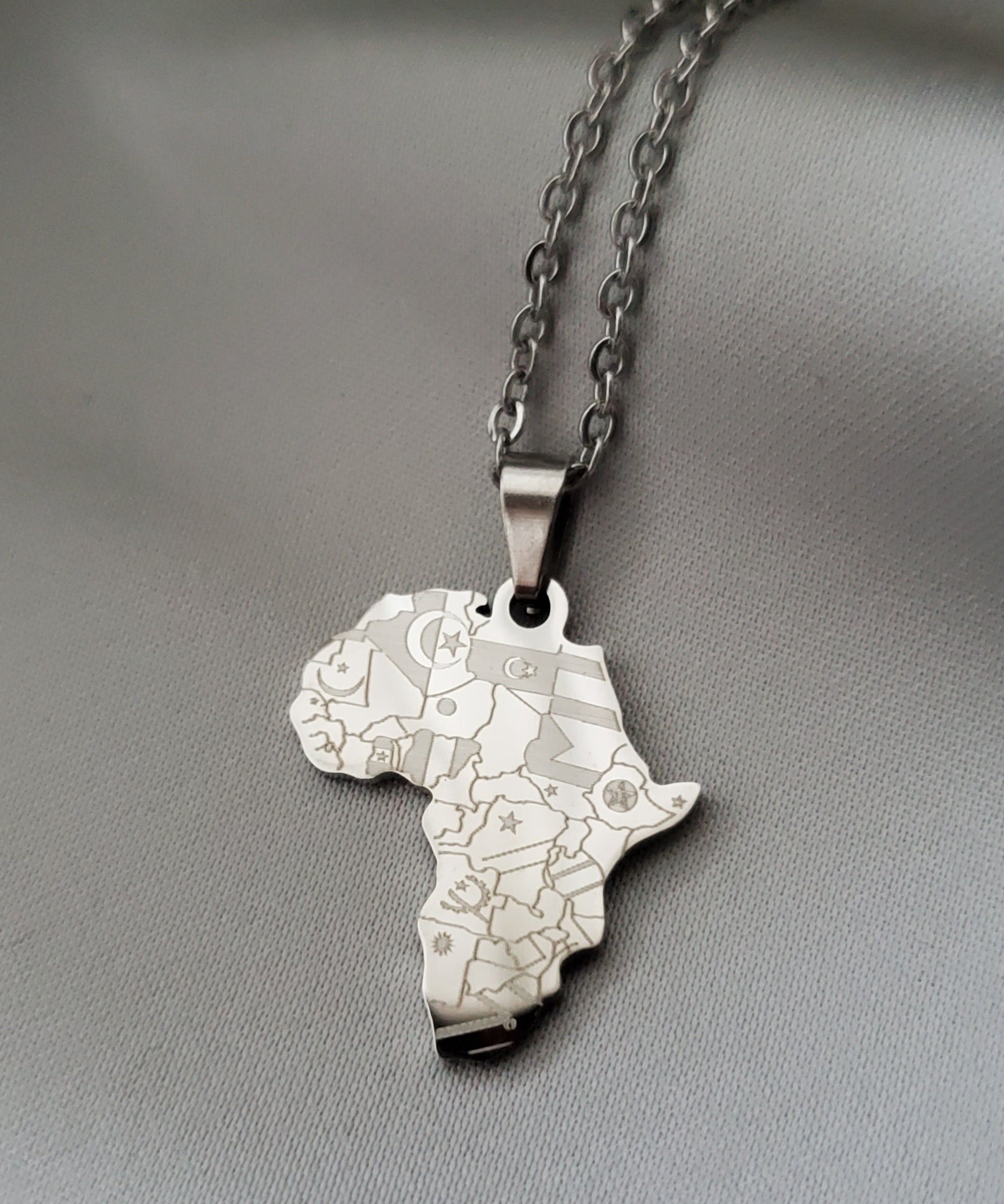 One Africa 'Flags' Pendant Small - Iṣura