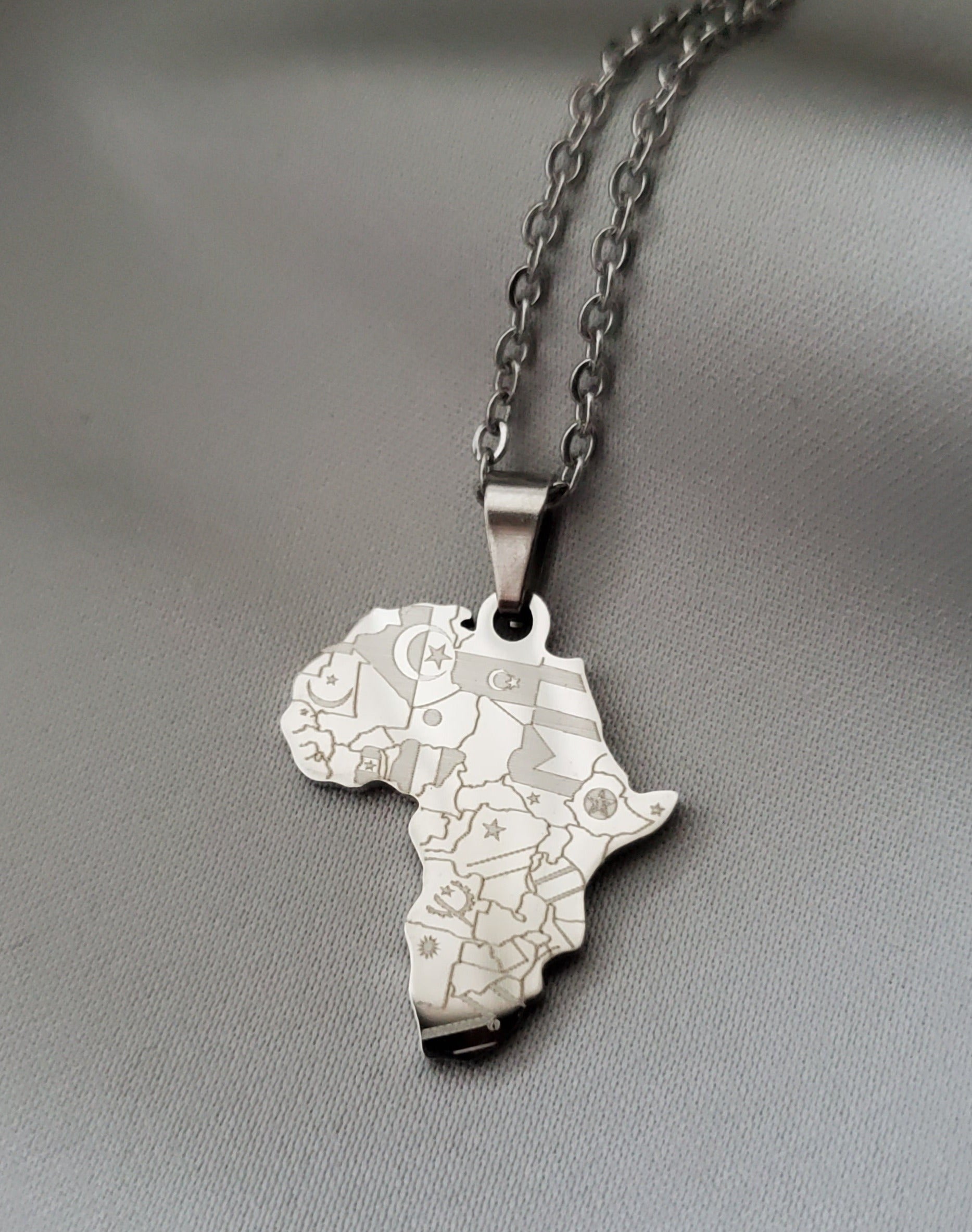 One Africa 'Flags' Pendant Small - Iṣura