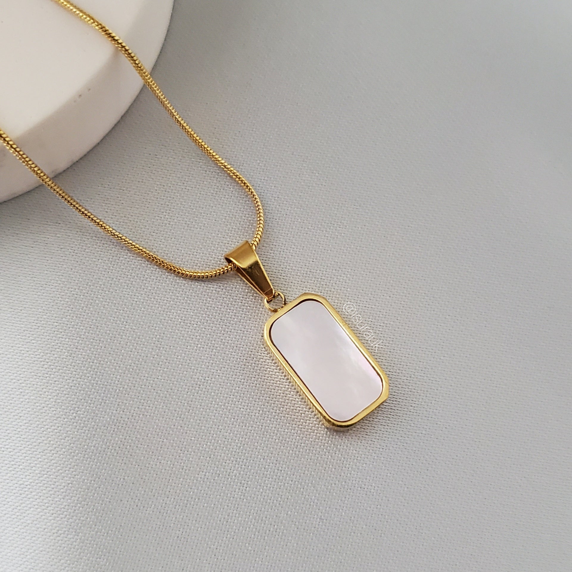 Day and Night Double Sided Pendant - Iṣura