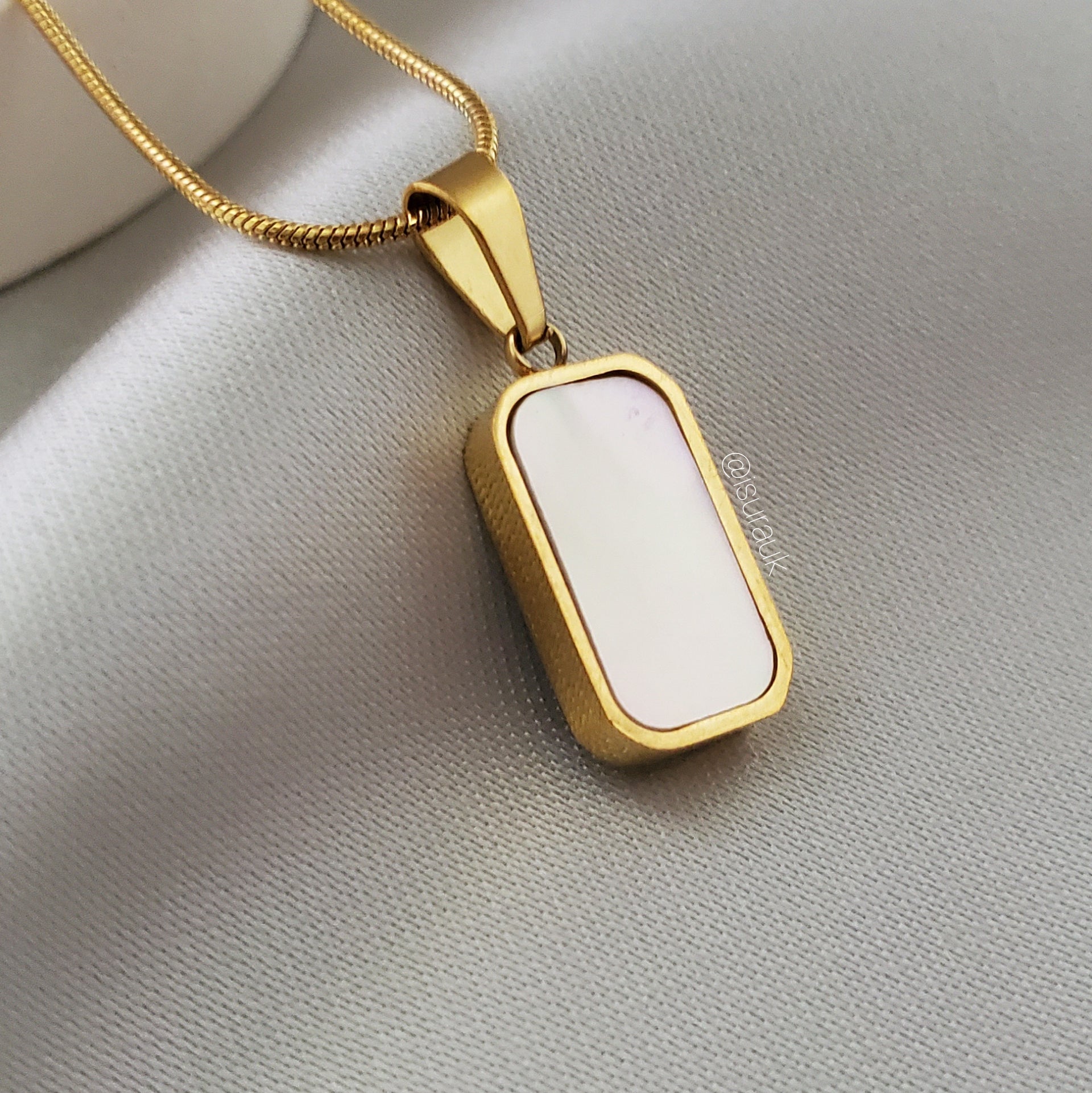 Day and Night Double Sided Pendant - Iṣura