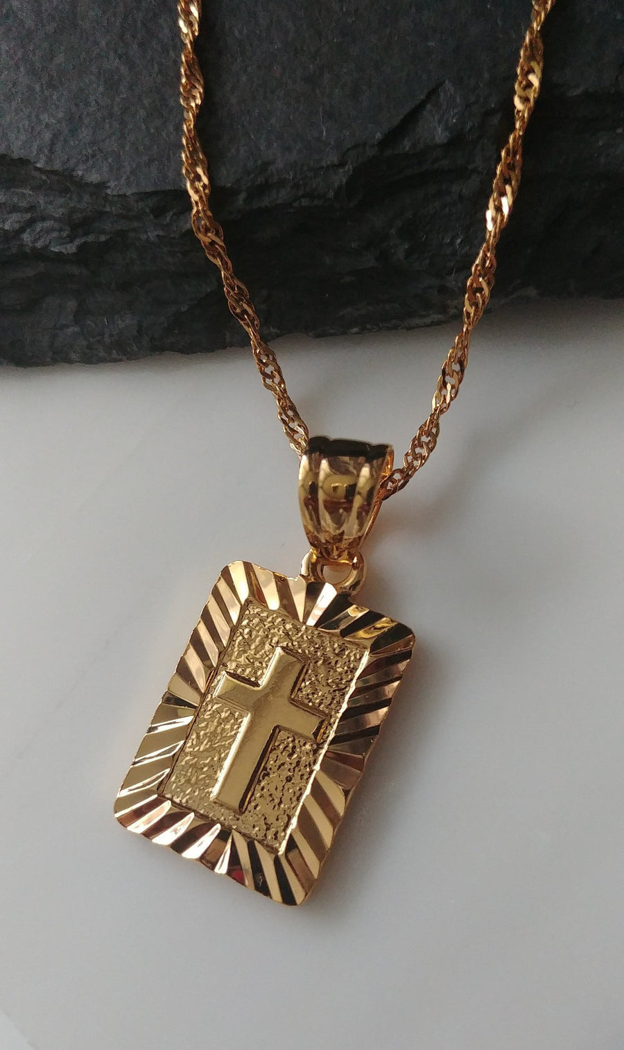 Cross Medallion Pendant - Iṣura