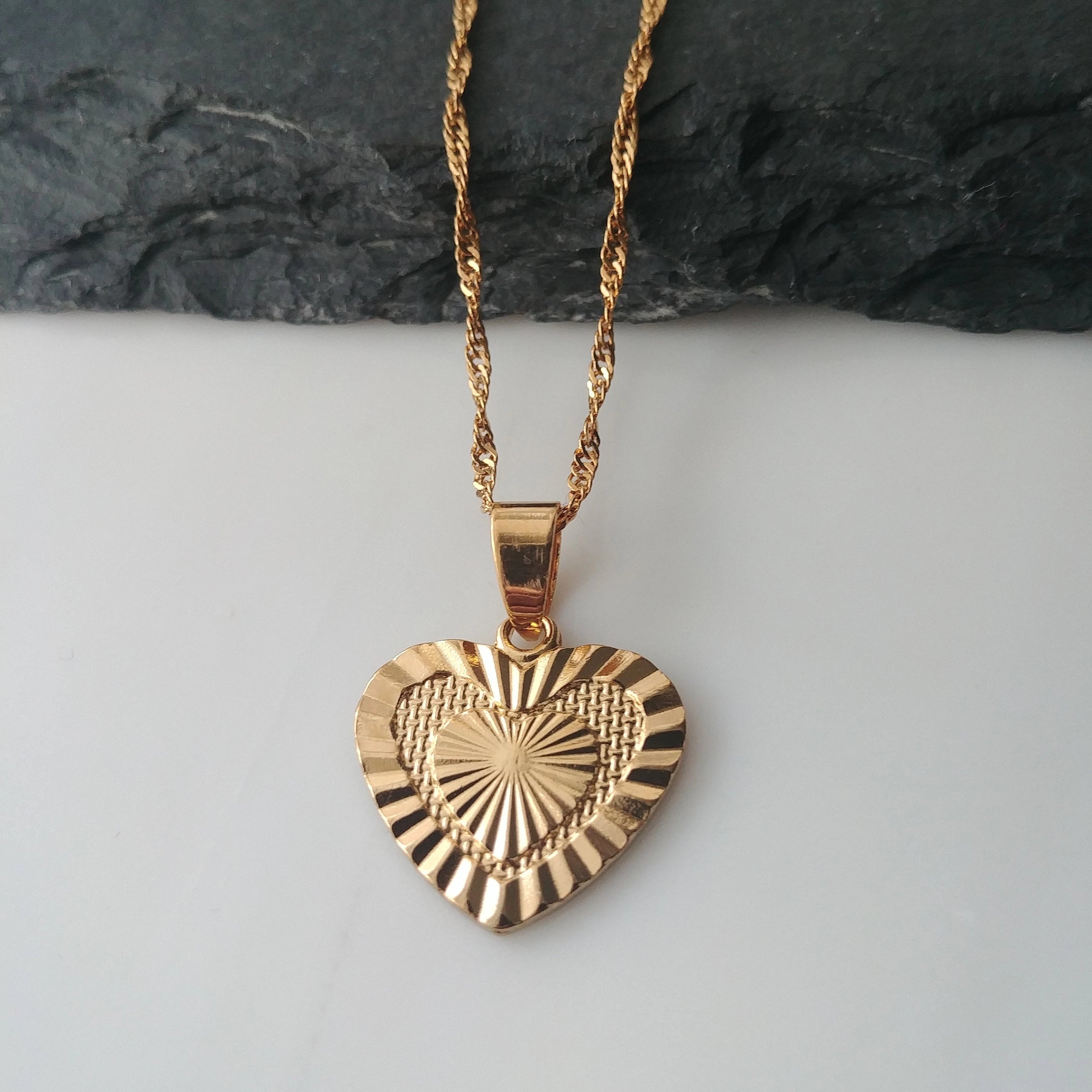 Love Heart Medallion Pendant - Iṣura